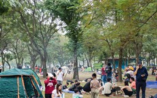 Người dân Hà Nội 'đổ xô' đến công viên trong tiết trời dịu mát