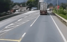 Video: Hoảng hồn cảnh xe 16 chỗ 'lao vút' qua nút giao, bị xe container húc văng