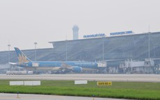 Hàng loạt chuyến bay không thể cất - hạ cánh do sân bay Nội Bài sương mù dày đặc