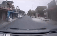 Video: Qua đường kiểu 'bất cần', nam thanh niên bị ô tô húc văng
