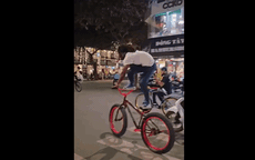 Video: Phản cảm cảnh nhóm người nước ngoài 'diễn xiếc' trên xe đạp qua nhiều tuyến phố ở Hà Nội