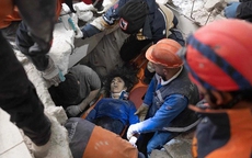 Động đất kinh hoàng ở Thổ Nhĩ Kỳ: Phép màu xảy ra, thiếu nữ 16 tuổi, bé 2 tuổi được giải cứu sau 80 giờ mắc kẹt dưới đống đổ nát