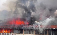 Hải Phòng: Đang cháy dữ dội tại chợ Tam Bạc