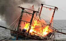Tàu cá bốc cháy chìm giữa biển, 10 thuyền viên may mắn thoát nạn