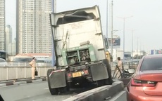 Xe đầu kéo húc văng dải phân cách trên cầu Sài Gòn, giao thông ùn ứ