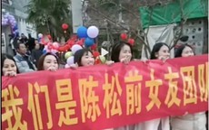 Chú rể Trung Quốc bẽ mặt vì đội bạn gái cũ căng băng rôn biểu tình ở đám cưới