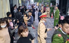 Người đàn ông bỗng nhiên châm lửa đốt nhà rồi cầm 2 dao cố thủ