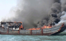Cháy bè mảng trên biển do chập điện, 4 ngư dân thoát chết 