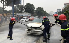 Nghệ An: Xe ô tô bốc cháy ngùn ngụt trên đường
