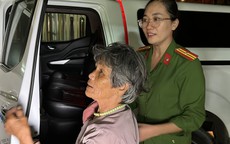 Nữ công an đưa bà cụ bị lạc đường về quê trong đêm