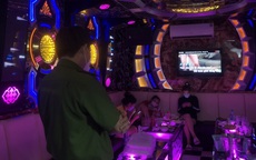 Chủ quán karaoke lăng mạ, ném vỏ chai bia vào tổ công tác