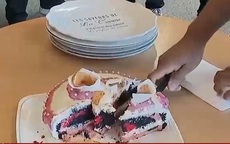 Ăn bánh ngọt tại công sở có hại ngang hút thuốc lá thụ động