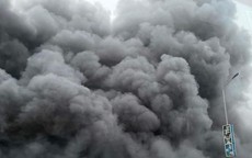 Hà Nội: Cháy dưới gầm cầu Thăng Long, khói đen bốc cao hàng chục mét