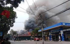 Cháy lớn kho vật liệu của một cây xăng ở quận Nam Từ Liêm