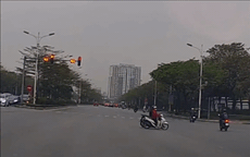 Video: Nam sinh đầu trần, vượt đèn đỏ, tông liên tiếp vào 2 xe máy