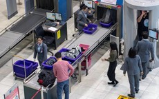 Vì sao máy quét tại sân bay đôi lúc không phát hiện ra ma túy và đồ vật cấm, bị cả bánh trung thu 'đánh lừa'?