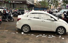 Hy hữu: Xe ô tô bị dán kín băng vệ sinh khi đỗ ven đường