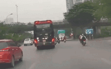 Video: Cận cảnh cú lộn cứu mạng cô gái trẻ trên Đại lộ Thăng Long khỏi bánh xe khách