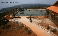 Video: Kinh hoàng khoảnh khắc xe máy lao sập lan can, rơi xuống hồ nước khiến 2 người thiệt mạng