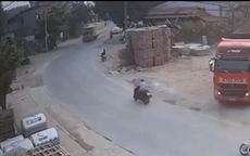 Video: Đổ cua tốc độ cao, 2 người điều khiển xe máy lao thẳng vào xe tải, nằm gục tại chỗ