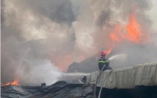 Cháy lớn xưởng sản xuất túi xách, 1.700m2 bị thiêu rụi