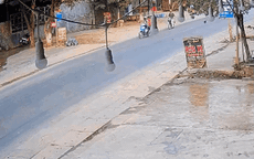 Video: Sang đường bất cẩn, lái xe máy bị ô tô hất văng 