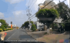 Video: Tài xế ô tô truy đuổi, ép ngã 2 tên cướp đi xe máy