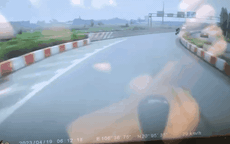 Video: Ôm cua tốc độ cao, xe máy đâm thẳng vào dải phân cách