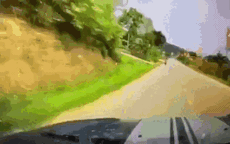 Video: Khoảnh khắc xe bán tải lấn làn, đâm trực diện vào  xe máy khiến 2 người tử vong ở Hòa Bình