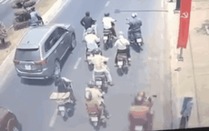 Video: Khoảnh khắc xe tải tông hàng loạt xe máy đang dừng đèn đỏ