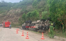 Phú Yên: Xe dưa lật vào vách núi, ít nhất 1 người chết, 8 người trọng thương