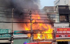 Quán cơm gần Bến xe Miền Đông cháy ngùn ngụt, cảnh sát cứu 39 người ra ngoài