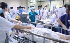 Hình ảnh các bác sĩ căng mình cấp cứu nhiều bệnh nhân nặng vụ tai nạn liên hoàn ở đường Võ Chí Công