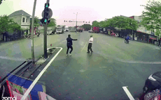 Video: Ấm áp hình ảnh tài xế xe tải dừng xe giúp người khiếm thị qua đường