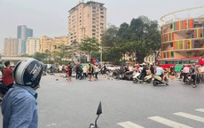 Hà Nội: Kinh hoàng ô tô đâm hàng loạt xe máy tại ngã tư đông nghịt người qua lại