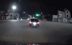 Video: Kinh hoàng xe máy vượt đèn đỏ, lao thẳng vào ô tô tại ngã tư