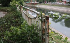 Hà Nội: Lan can bảo vệ ven sông nhiều nơi hư hỏng, xuống cấp trầm trọng