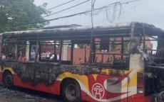 Hà Nội: Xe buýt đang chạy bất ngờ bốc cháy, hành khách hốt hoảng bỏ chạy