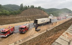 Xe container bốc cháy dữ dội trên cao tốc Cam Lộ - La Sơn, khói cao hàng chục mét