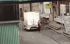 Video: Người phụ nữ may mắn nhất 'quả đất' sau khi bị xe tải cuốn vào gầm