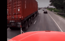 Video: Mắc lỗi cơ bản, xe ô tô con bị container tông xoay ngang đường