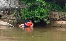 Người cha khóc, ôm chặt thi thể con trai bị đuối nước dưới sông