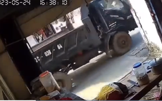 Video: Lùi xe thiếu quan sát, xe tải gây tai nạn khiến nữ sinh tử vong thương tâm