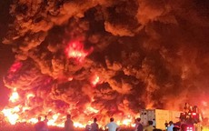 Quảng Ninh: Cháy bãi tập kết phao xốp trong cảng cá Cái Rồng