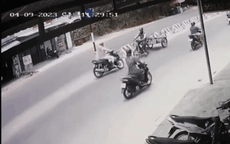 Video: Di chuyển ngược chiều, lái "xe máy cải tiến" rước họa vào thân