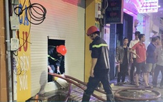 Cảnh sát cắt cửa cuốn, khống chế vụ cháy cửa hàng ở TP.HCM