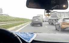 Video: Nổ một bên lốp, xe ô tô vẫn đi băng băng trên làn 100km cao tốc Pháp Vân - Cầu Giẽ