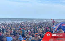 Nắng nóng, biển Sầm Sơn đông nghẹt dịp cuối tuần: Người 'dính' người không có khoảng trống