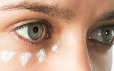 Rủi ro khi kem chống nắng dính vào mắt