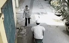 Giây phút hãi hùng của người phụ nữ ngã văng xuống đường khi bị cướp tấn công trên phố Hà Nội